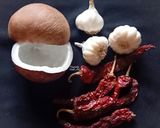 खमंग व रुचकर लसूण चटणी (lasun chutney recipe in marathi) रेसिपी स्टेप 1 फोटो 