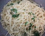 A picture of step 3 of Spaghetti Aglio olio peperoncino.