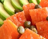 Hình bước làm 4 của món Salad Cá Hồi Xông Khói, Bơ & Rau Quả Sốt Chanh