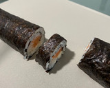 Foto del paso 7 de la receta: Sushi casero- Maki de aguacate, salmón y langostino con queso crema