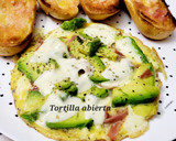 Foto del paso 6 de la receta: Tortilla abierta de aguacate, jamón y queso