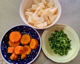 Hình bước làm 1 của món Canh củ sắn (củ đậu) sườn non