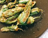 Foto del paso 6 de la receta: Sepia al ajillo con ajo crujiente y pimientos de Padrón