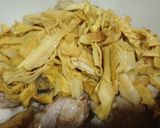 Hình bước làm 2 của món Bún sườn nấu măng khô