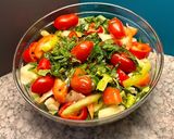 Φωτογραφία βήματος 2 της συνταγής Σαλάτα 🥗 με μαρούλι, γλιστρίδα, πιπεριές, ντοματίνια κ.α