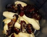 A picture of step 1 of Banana & Date Shake.