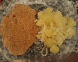 Foto del paso 5 de la receta: Milanesa de pollo con ensalada de papa y cebolla
