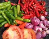 Foto langkah ke 1 dari resep Sambal dadak jeruk limo.