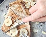 Une image de l'étape 2 de Wrap chaud bananes, amandes effilées et pépites de chocolat.