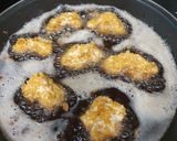 Foto del paso 4 de la receta: Croquetones de pollo rebozados con Corn Flakes