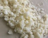 Foto del paso 2 de la receta: Rollitos de hojaldre con tres quesos y pera