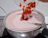Foto langkah ke 4 dari resep Puding Susu Strawberry.