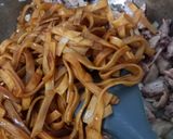 Foto langkah ke 4 dari resep Kwetiau Goreng Ayam Bakso ala Solaria.