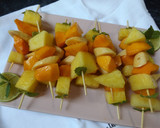 Foto del paso 2 de la receta: Brochetas de frutas de estación con hierbabuena