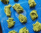 Foto langkah ke 4 dari resep Mie Hijau Homemade.