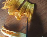 Foto del paso 18 de la receta: Empanadas de cerdo con flor de calabaza