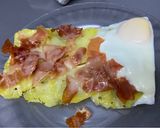 Foto del paso 3 de la receta: Huevo con patatas, jamón serrano y queso rallado en estuche Lékué