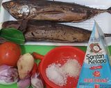 Foto langkah ke 1 dari resep Ikan Asap Kuah Santan.