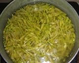 Foto langkah ke 2 dari resep Tumis Bunga Pepaya & Teri Nasi.