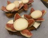 Une image de l'étape 2 de Tartines de figues rôties au chèvre et miel.