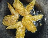 Foto langkah ke 2 dari resep Sayap Goreng Ketumbar.