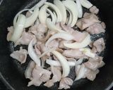 รูปขั้นตอนการทำที่ 1 ของ หมูต้มมันฝรั่งเส้นบุก (肉じゃが)