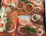 Foto del paso 3 de la receta: Salmón al horno con cebolla y romero 