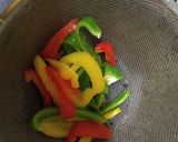 A picture of step 2 of Vegetable sukha in green curry paste.