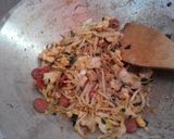 Foto langkah ke 3 dari resep Tumis Pelangi Praktis (kol, tauge, sosis, telur).
