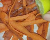 A picture of step 4 of Carrot Peel Crispy Crunchy Chips 🥕😋.