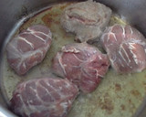 Foto del paso 1 de la receta: Carrilleras de cerdo en salsa de cebolla y vino blanco