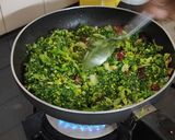 A picture of step 3 of Pumpkin leaves stir fry.