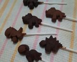 Foto del paso 5 de la receta: Chupetines de chocolate dinosauros