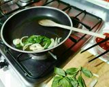 Foto del passaggio 1 della ricetta Spaghetti pomodoro e basilico