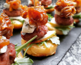 Foto del paso 1 de la receta: Pincho de minihamburguesa en brioche con pera y gorgonzola
