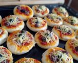 صورة لخطوة 2 من وصفة ميني بيتزا بعجينة خفيفة والبنة 🤤👍