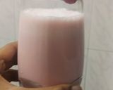 A picture of step 3 of Strawberry milkshake.