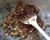 Foto langkah ke 4 dari resep Sambel Goreng Kerang Dara.