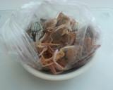 Foto del paso 1 de la receta: Cangrejitos de caldo, fritos y crujientes
