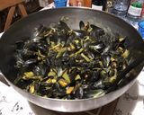 Une image de l'étape 8 de Moules au céleri,oignon de roscoff et curry.
