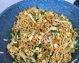 Foto langkah ke 8 dari resep Mie Goreng Ulang Tahun.. (Mie Goreng Panjang Umur) enyakkk😋.