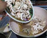 Foto langkah ke 8 dari resep Steak Burger with Mushrooms Sauce.