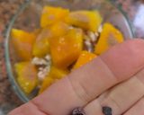 Foto del paso 3 de la receta: Postrecito tibio de mango y nibs de cacao sobre ricota entera 🥭De invierno con toque tropical 🍹