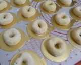 Foto langkah ke 4 dari resep Donat meses coklat.