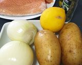 Foto del paso 1 de la receta: Salmón al horno con cama de patatas y cebolla