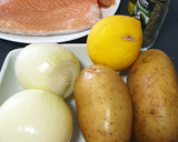 Foto del paso 1 de la receta: Salmón al horno con cama de patatas y cebolla