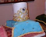 Foto del paso 15 de la receta: Torta almohadón con corona de princesa