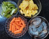 Foto langkah ke 1 dari resep Sup Udang Wortel Nanas.
