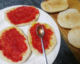 Foto del paso 2 de la receta: Molletes con queso de oveja, rúcula, mermelada de pimiento y semillas