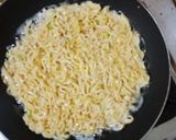 Foto langkah ke 4 dari resep Martabak mie keju pedas.
